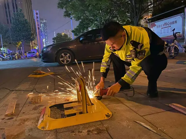 石家庄:公共停车位被装地锁?拆