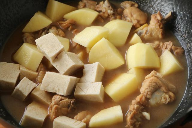 土豆炖鸡块，小时候的味道，炖一大锅，全家人围着吃，满足又解馋