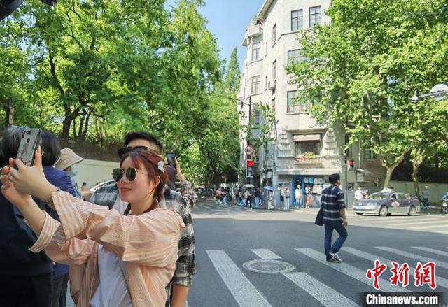 五一假期:上海网红马路——武康路吸引民众前来拍照打卡