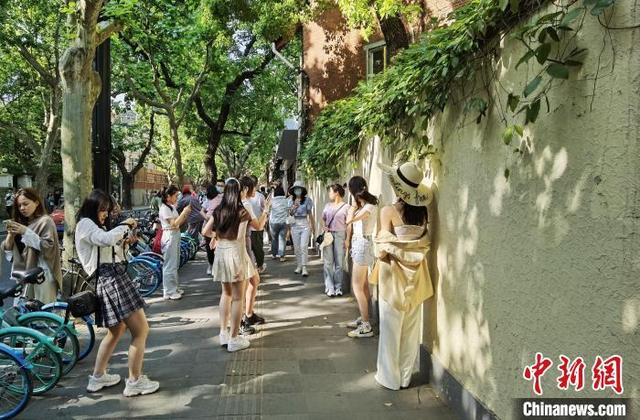 五一假期：上海网红马路——武康路吸引民众前来拍照打卡