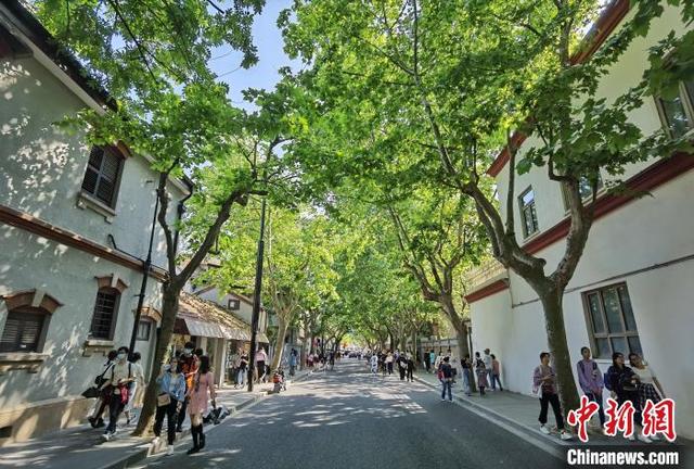 五一假期:上海网红马路——武康路吸引民众前来拍照打卡